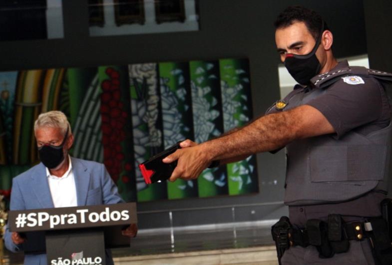 Governo de São Paulo entrega mais de 3,1 mil armas de choque não letais para a PM