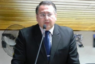 Vereador Roberto Araújo parabeniza secretário Dr. Roslindo Machado