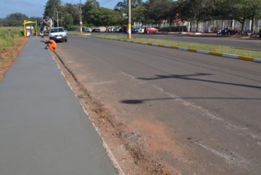 Prefeitura de Avaré constrói calçada em trecho da Avenida Mário Covas