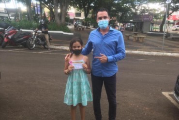 Laurinha é a primeira criança vacinada contra a COVID em Itaí 