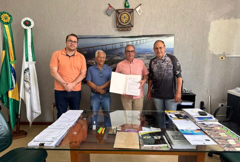 GAPCA – João Antonio e José Augusto acompanham o prefeito Luiz Marcos, com a presença do secretário  de Administração, Guilherme