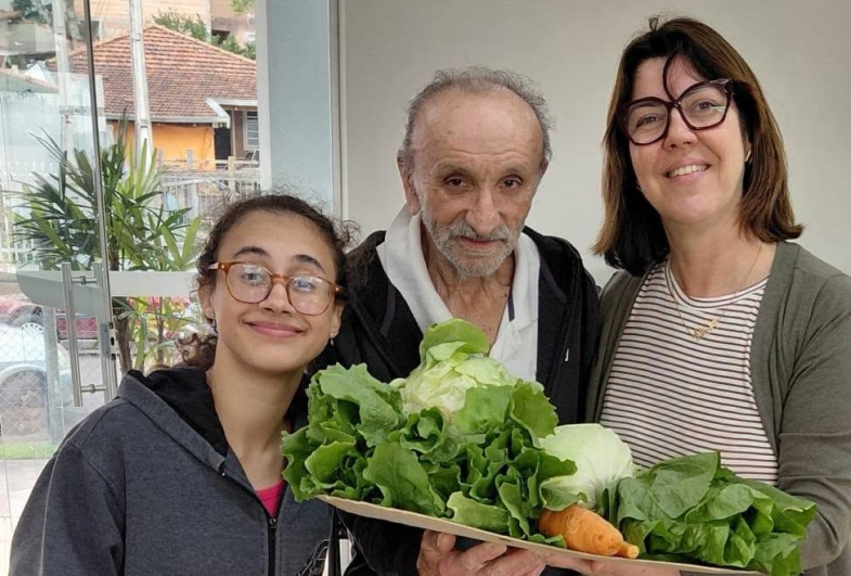 Silmara Botejara, coordenadoria do CCI, entrega cesta aos participantes