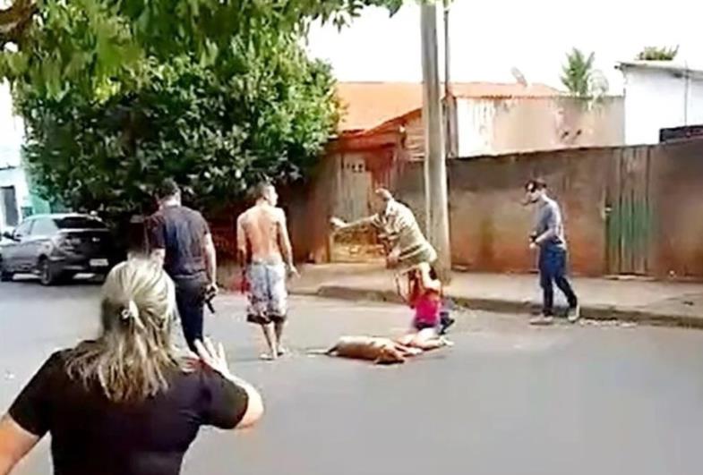 Confusão entre policiais e moradores termina com 3 presos e cachorro morto a tiros em Paraguaçu Paulista