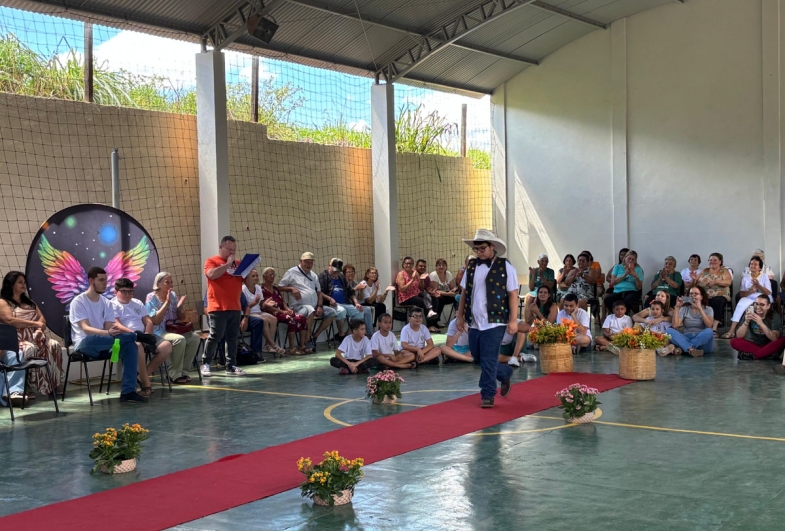 Apae de Fartura realiza desfile de roupas recicladas