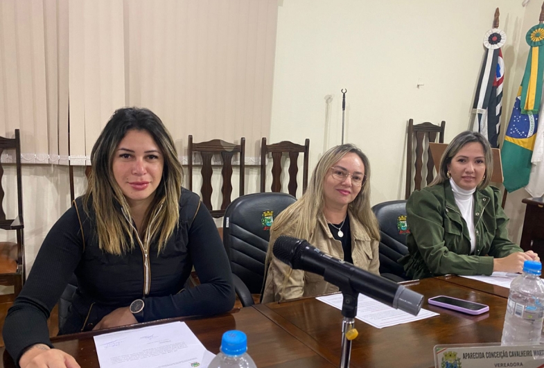 Vereadora Ana Carla Teles, vereadora Conceição e vereadora Camila Bagnatori