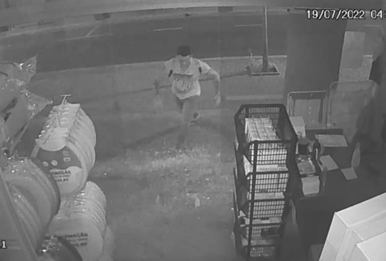 Ladrão destrói porta a pedrada para furtar loja em Botucatu