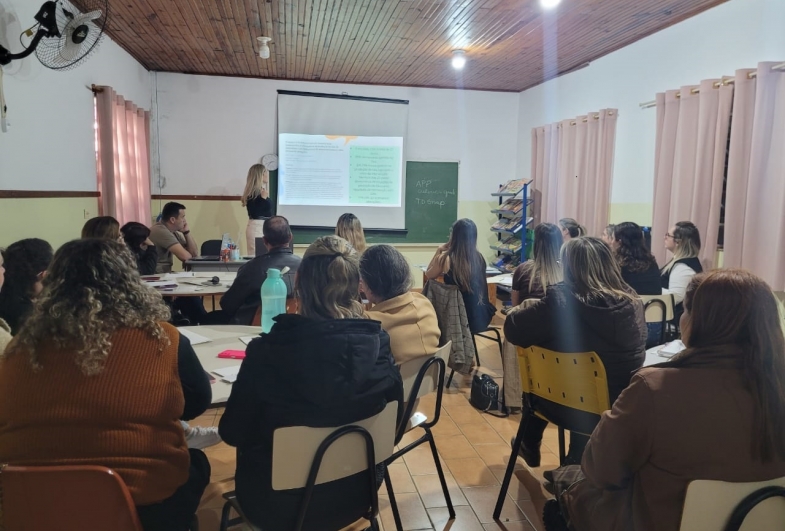 Capacitação sobre comunicação aumentativa e alternativa é realizada no CAEE em Taguaí