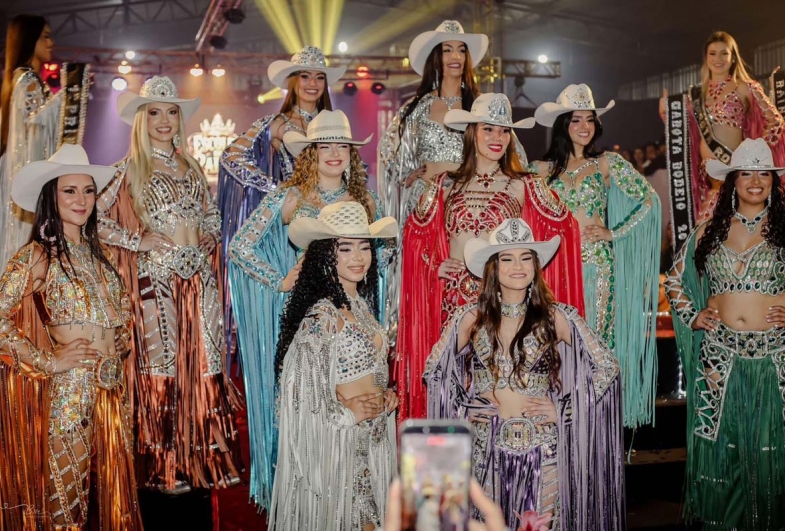 Candidatas que participaram do Baile da Rainha da Expo  Taguaí 2026, realizado no sábado (29), em Taguaí