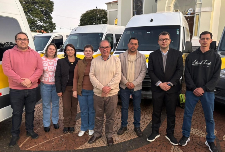 Guilherme Andrade, Silvandreia, Renata, Elisangela, prefeito Marcão do Haras e Victor Salles, junto a Rodrigo e seu filho, proprietário da empresa responsável pelo transporte
