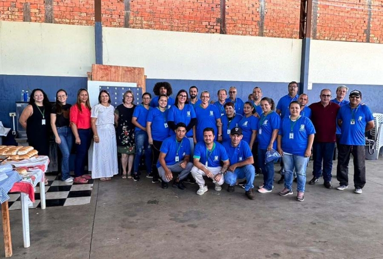 Prefeitura de Fartura entrega novos uniformes e crachás a motoristas e monitores da Educação