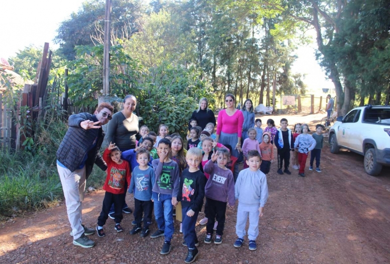 Grupo de alunos acompanhadas do biólogo Me. Giliardi  Marinho, em meio à natureza, sobre preservação ambiental