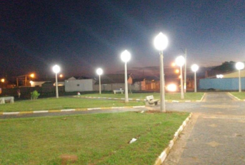 Praça Dona Bidunga ganha nova iluminação