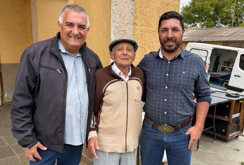 Prefeito João e vice Gango, junto do ex prefeito  Irineu Sela, compositor do hino de Sarutaiá