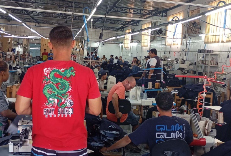 Equipe de Endemias realiza orientação sobre  prevenção à dengue em confecção do município