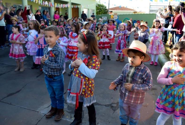 Fartura reúne família na escola com várias atividades e comemora mês junino