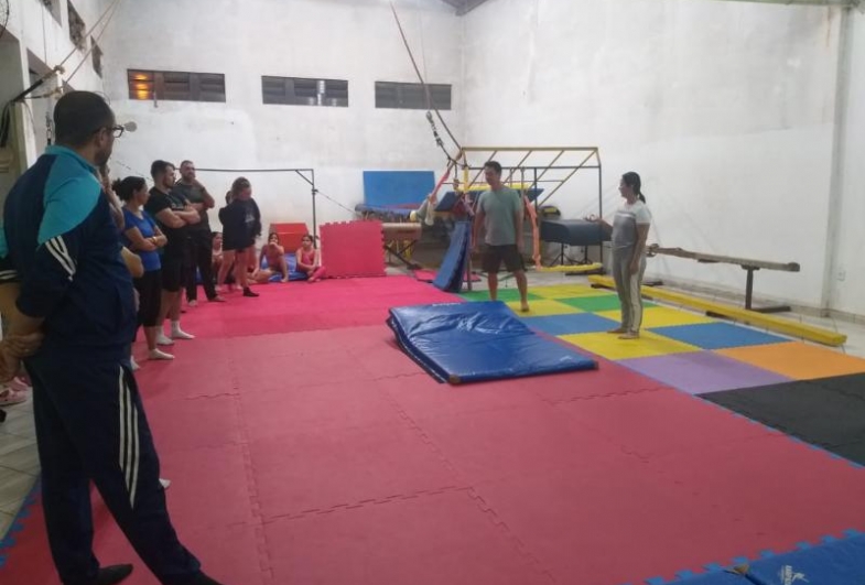 Professores passam por capacitação sobre capoeira e ginástica artística em Avaré