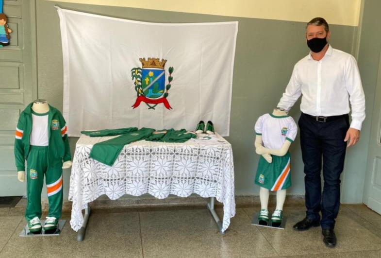 Prefeitura faz entrega de uniformes escolares aos alunos da Rede Municipal de Timburi 