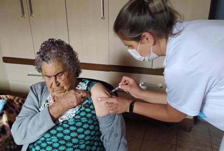 Departamento de Sarutaiá realiza testes de covid-19 no comércio e inicia vacinação nos idosos 