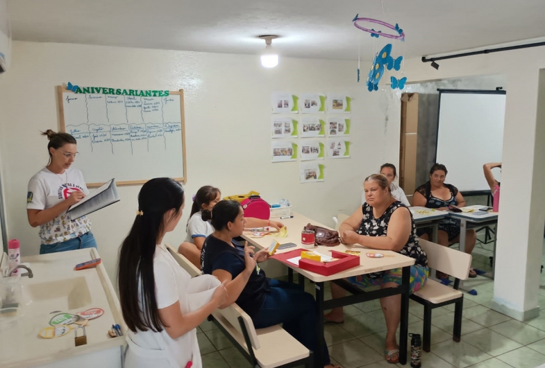 Equipe de endemias de Sarutaiá promove conversa sobre a dengue com grupo de saúde mental