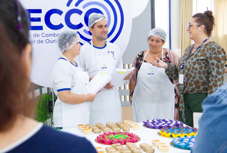 Leonardo e Thays receberam apostilas em braile para reproduzir as receitas do curso