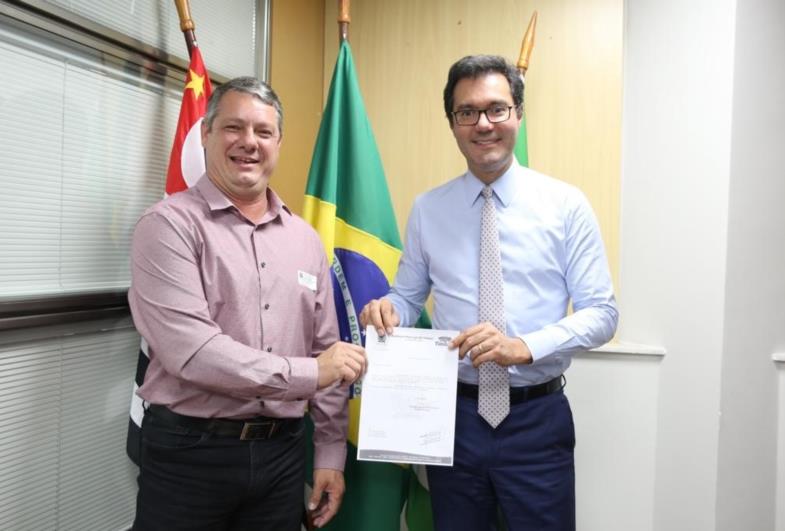 Silvinho solicita verba para construção de barracão ao deputado Alex de Madureira 