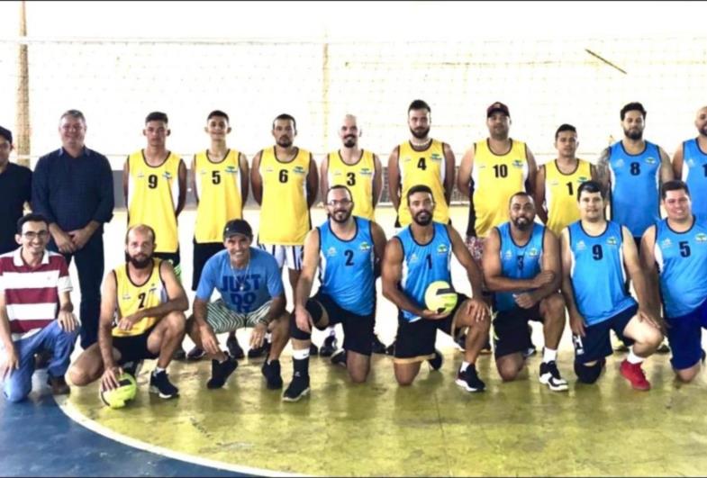 Confraternização: Jogo de vôlei entre os amigos  de Timburi