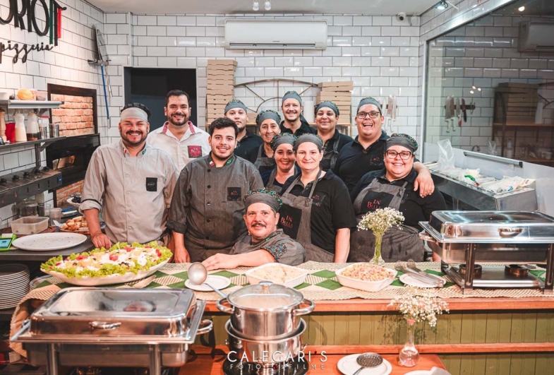 Equipe do estabelecimento, sempre preparada para servir os mais  deliciosos pratos  para você