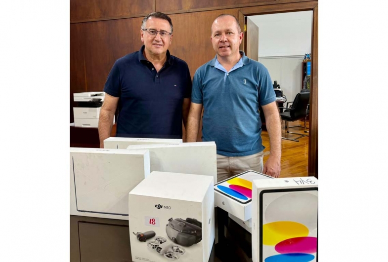 Prefeito Roberto Araujo com o secretário Ricardinho após receber os equipamentos