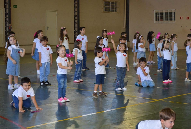 Alunos do ensino infantil durante homenagem