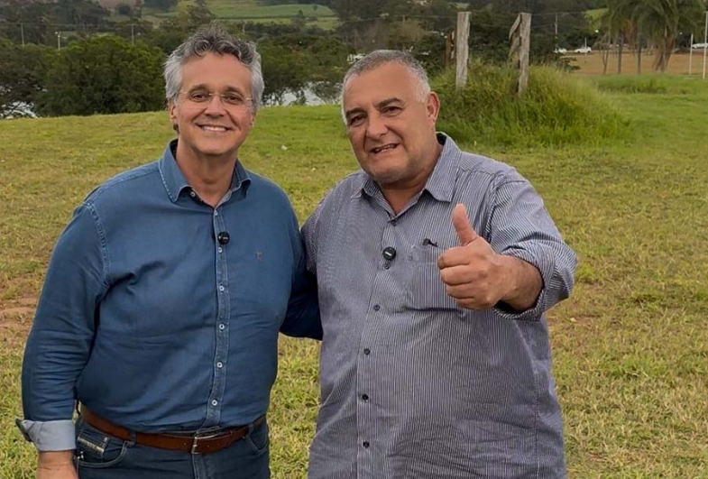 Prefeito João e Luciano diretor da Regional de Itapeva, no local em que será construído o centro de eventos.