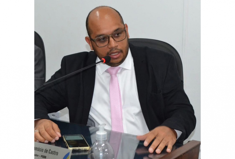 Vereador Juliano Damásio apresenta indicações ao  Executivo durante a 10ª Sessão Ordinária da Câmara