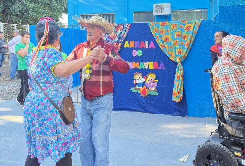Participantes aproveitam a dança no Arraia da Primavera