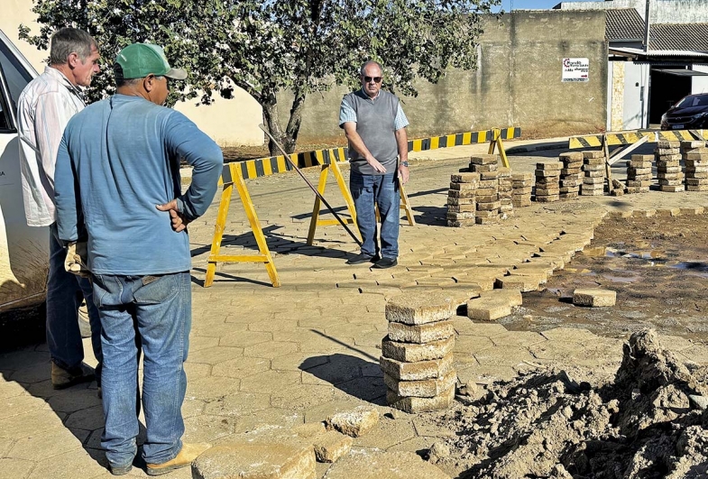 Prefeito Marcão do Haras acompanha obras de relajotamento no Jardim da Serra II, em Fartura