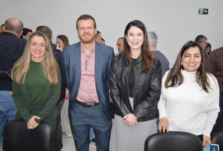 Vice-prefeita Kika com funcionários da Caixa; Shauan (gerente geral), Daniele (superintendente) e Vania (gerente de negócios)