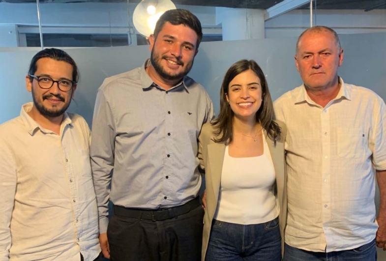Professor Henrique, Leo Maia e Toninho  do Batista com a deputada Tabata Amaral