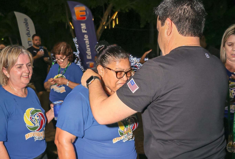 Prefeito Cristiano Amorim entregando medalhas aos  participantes