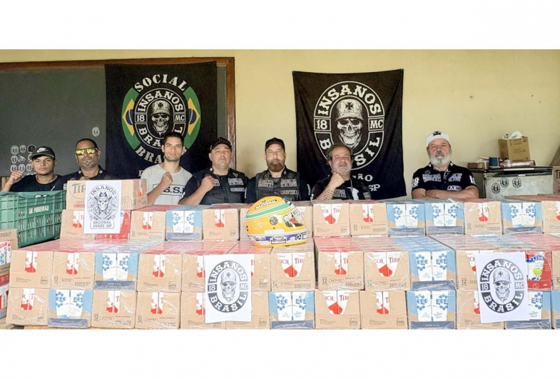 Voluntários durante entrega da arrecadação