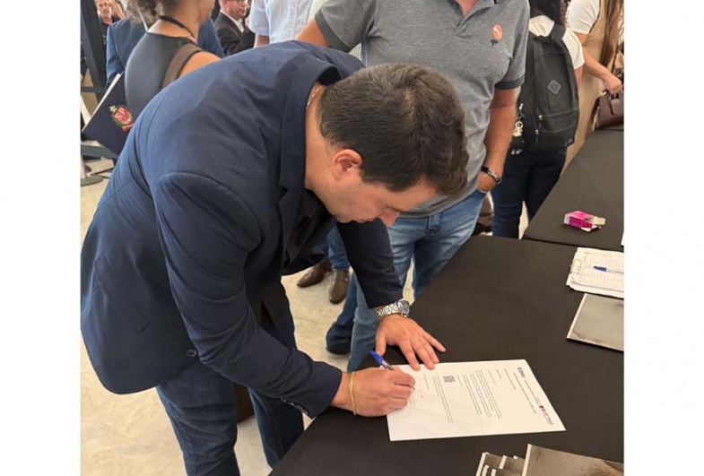 Prefeito Diego do Nino no momento da assinatura