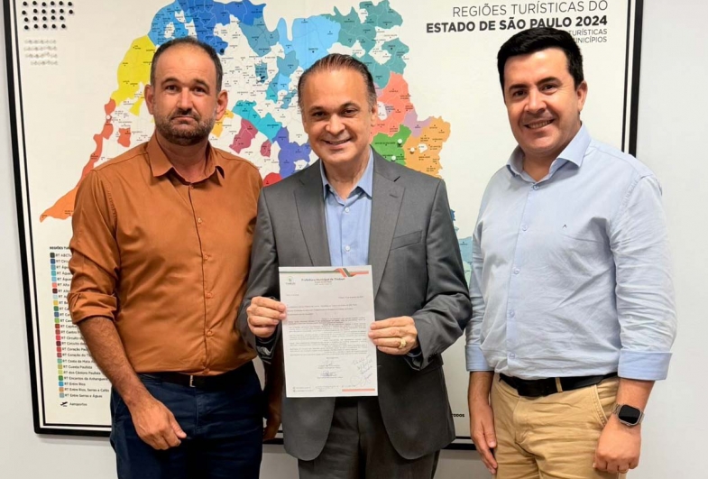 Prefeito e vice de Timburi buscam recursos para fortalecer o turismo em reunião na Secretaria Estadual