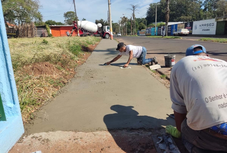 Prefeitura de Avaré constrói calçada no entorno do prédio do CPAEE