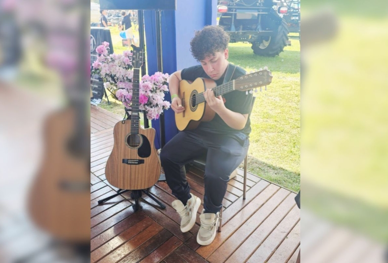 Christofer apresentou modas de viola ao público e levou  a tradição da música  caipira ao evento