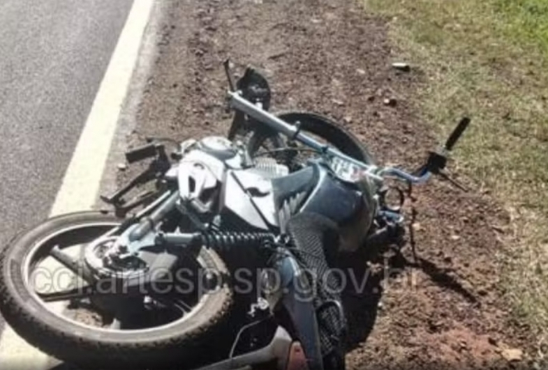 Motociclista morre após bater em caminhão em rodovia de Coronel Macedo