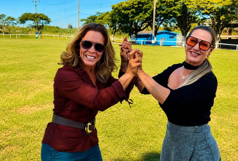 Sandra e Beth convidam a todos para participar