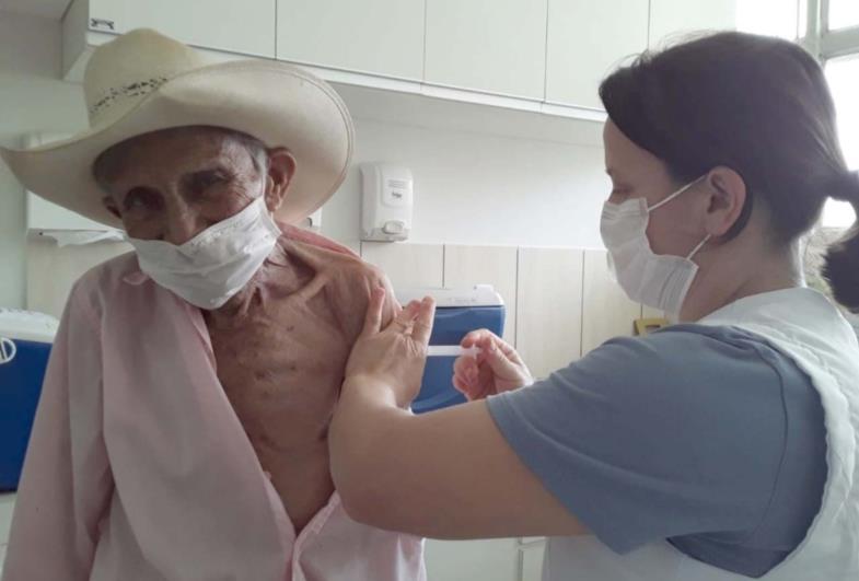 Primeiro idoso é vacinado em Taguaí