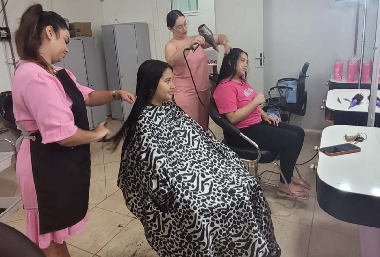 A mechas de cabelo serão destinadas à confecção de perucas para mulheres em tratamento contra o câncer