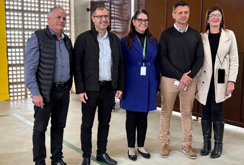 Prefeito Edinho Fundão, presidente FDE Fabrício Moreira, dirigente regional de Ensino de Piraju, Elaine Kaiser,  vice-prefeito Rafael Corona e Andreia Greco