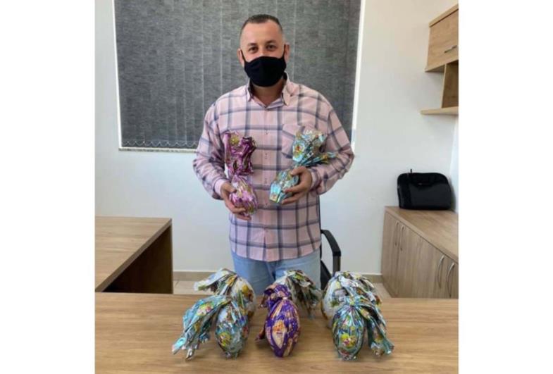 Prefeito Betinho entrega ovos de chocolate para todos os funcionários 