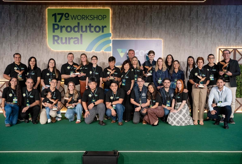Vencedores do 5º Prêmio Produtor Rural Sustentável, junto com a equipe do Centro Cooperativo Sicoob