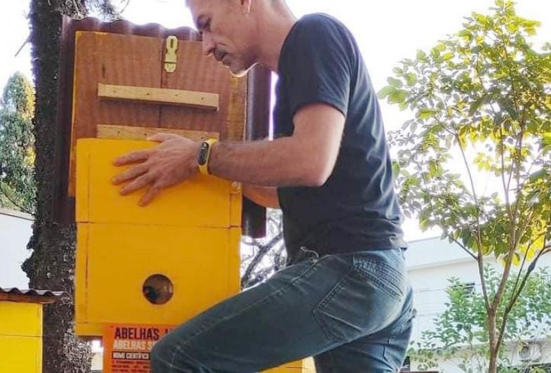 Professor realiza importante trabalho com abelhas em Itaporanga