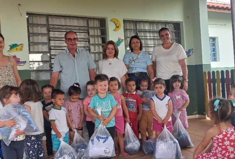 Alunos da rede municipal agradecem ao prefeito  Marcão do Haras pela entrega dos novos uniformes